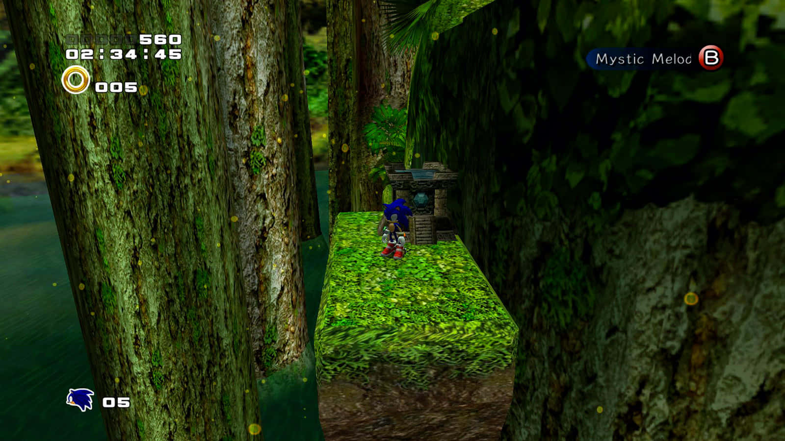 Sonic Green Forest 桌布 壁紙 — Sonic the Hedgehog 企喺一個長滿青苔嘅平台上，喺茂密叢林關卡嘅巨大樹幹之間。