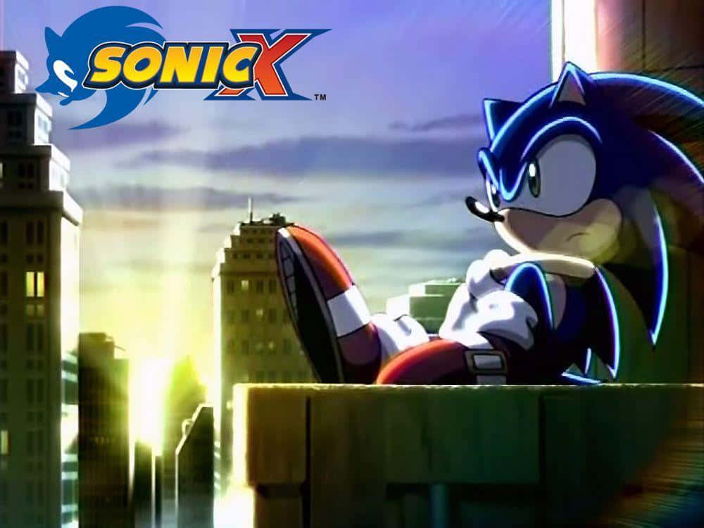 Sonic X 桌布 壁紙 — Sonic the Hedgehog 喺日落時分躺喺城市天台，以放鬆嘅表情眺望摩天大樓。
