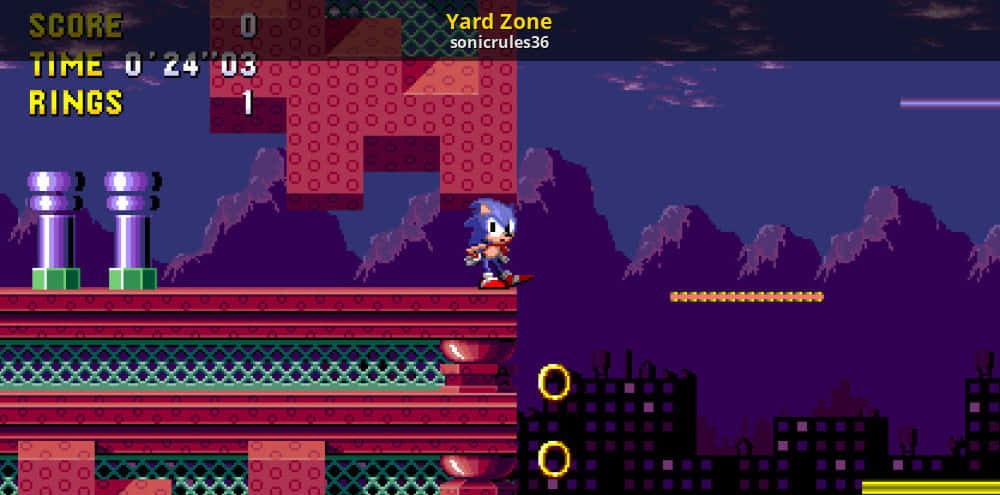  壁紙 — Sonic the Hedgehog 在黑暗天空下，於Yard Zone的像素化紅色平台上奔跑，背景有紫色山脈和城市剪影。