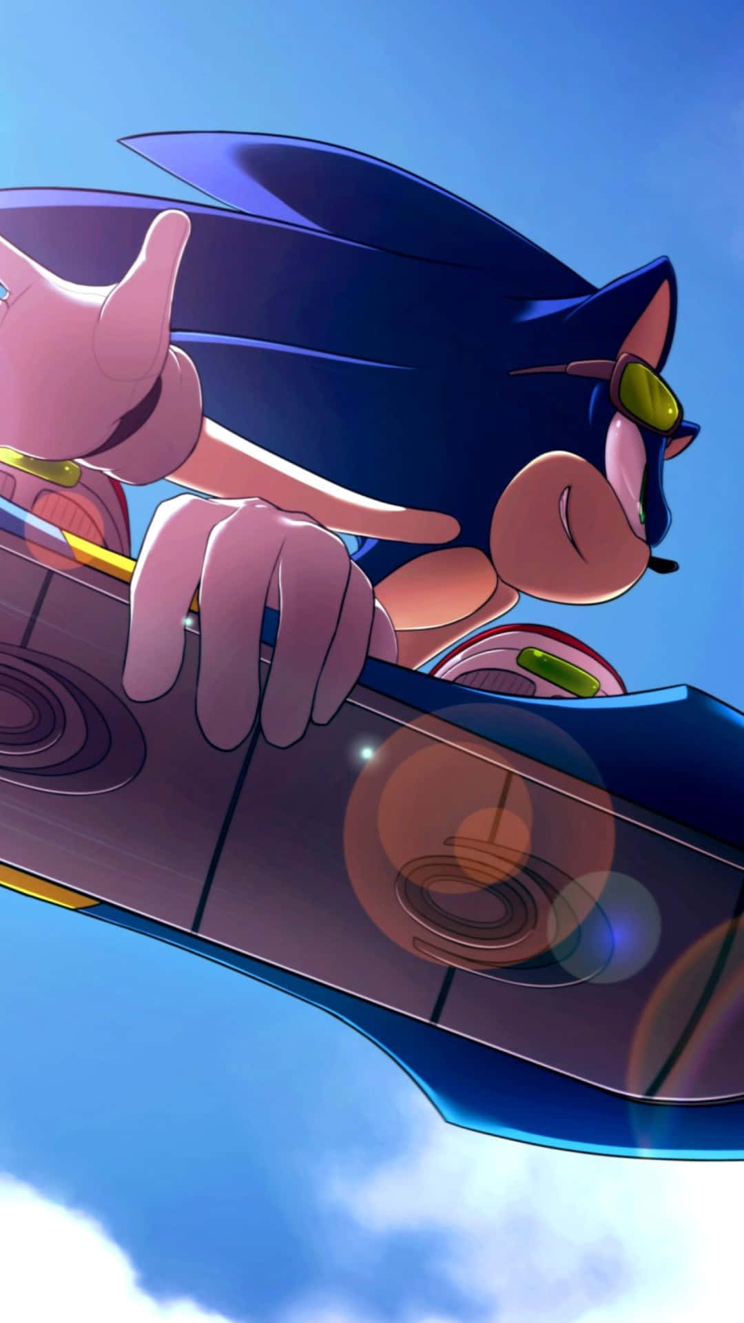Modern Sonic 桌布 壁紙 — Sonic the Hedgehog 駕駛他的藍色高速車輛，在晴朗藍天和 fluffy 雲朵中奔馳。