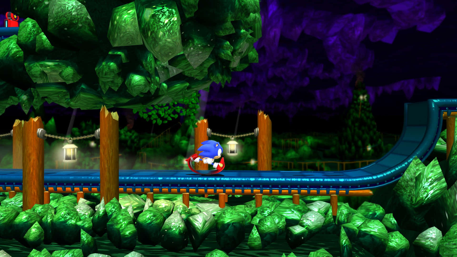 Sonic Mystic Cave Zone 桌布 壁紙 — Sonic the Hedgehog 喺藍色賽道上飛馳，穿過一個由燈籠照亮嘅茂密綠色叢林洞穴。