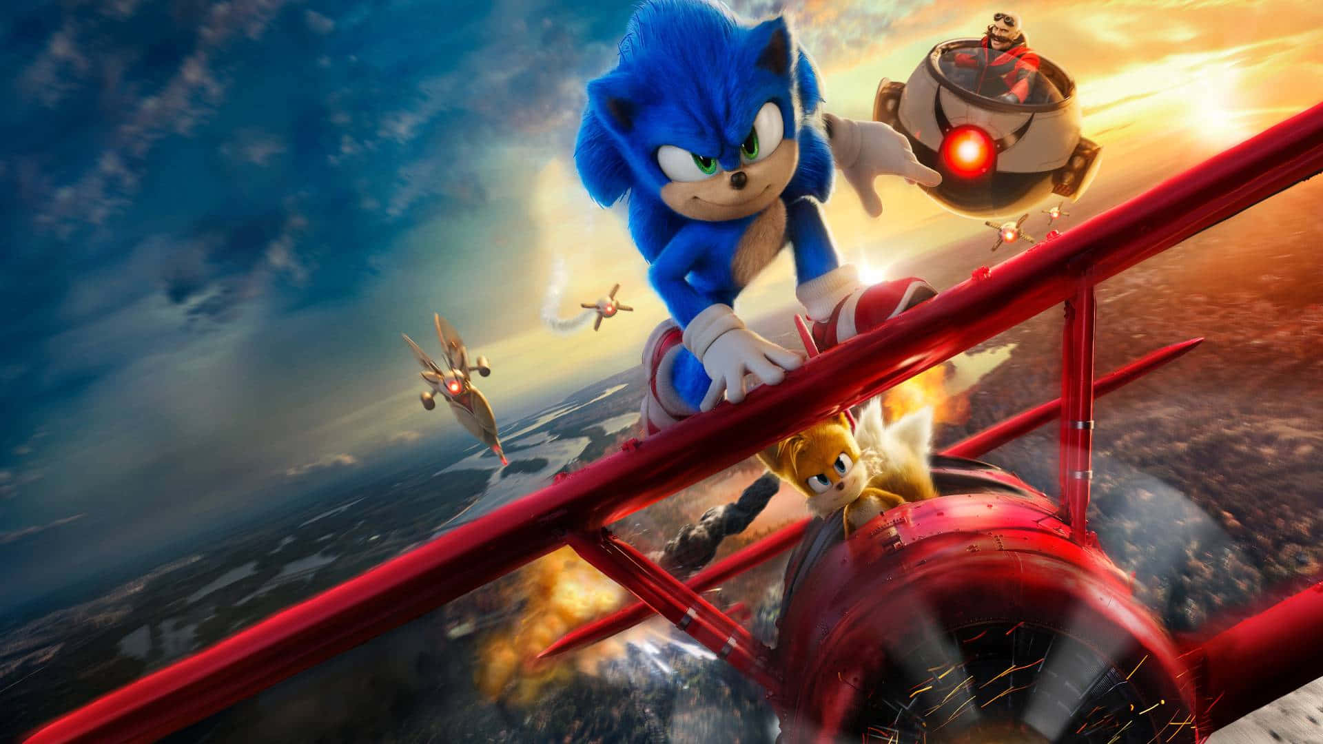 Sonic Art 桌布 壁紙 — Sonic the Hedgehog 駕駛一架紅色雙翼飛機穿過夕陽天空，Tails 在他旁邊飛行，Dr. Eggman 乘坐機械艙追趕他們。