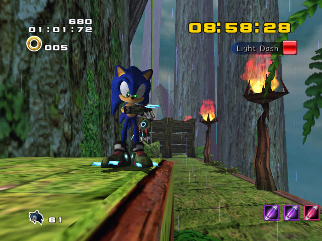  壁紙 — Sonic the Hedgehog 喺一個有燃燒火炬同遊戲HUD元素嘅落雨叢林關卡中奔跑。