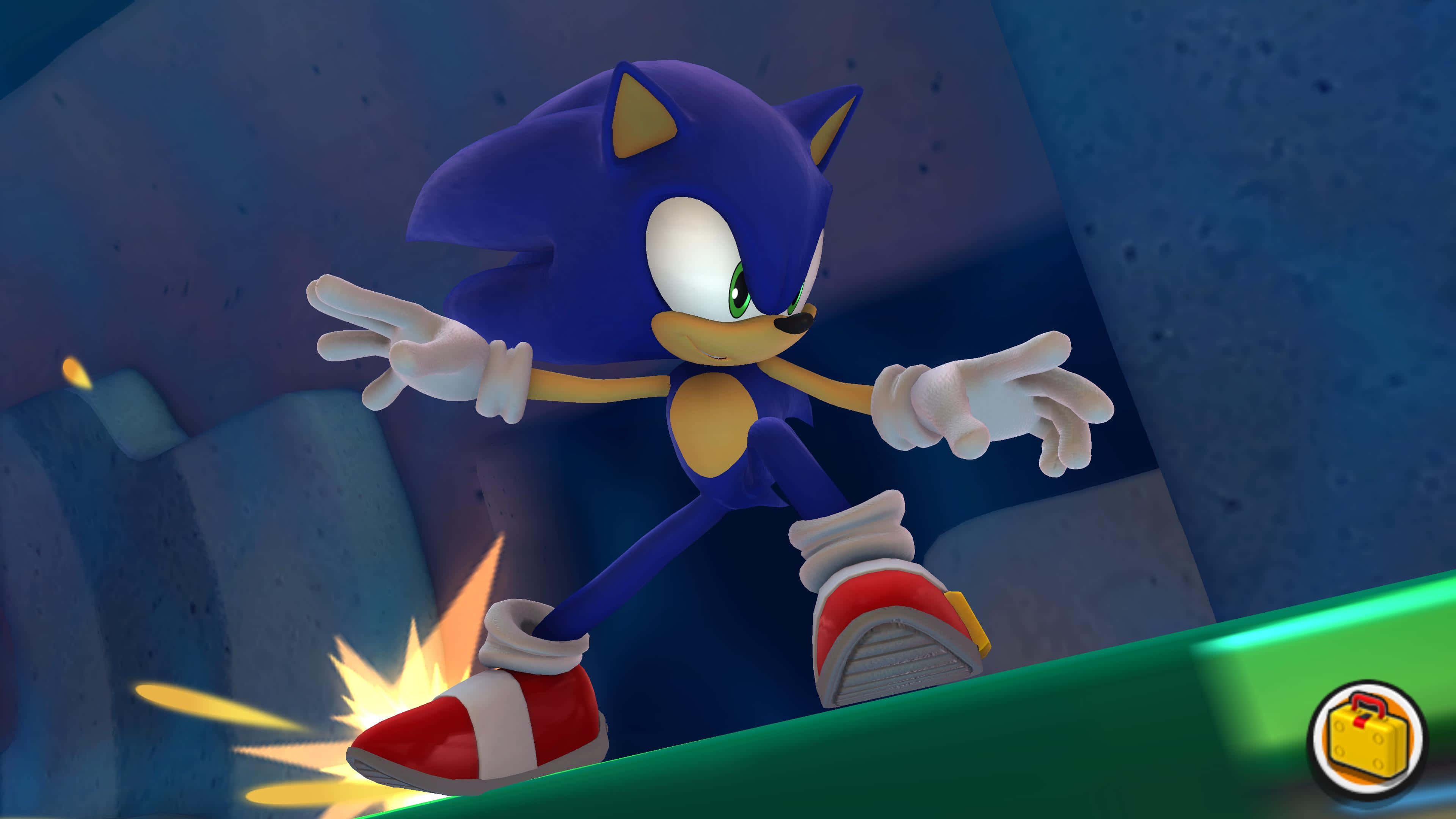 Sonic And The Secret Rings 桌布 壁紙 — Sonic the Hedgehog 動態地跑過綠色平台，他的紅白鞋上火花四濺，背景為深藍色。