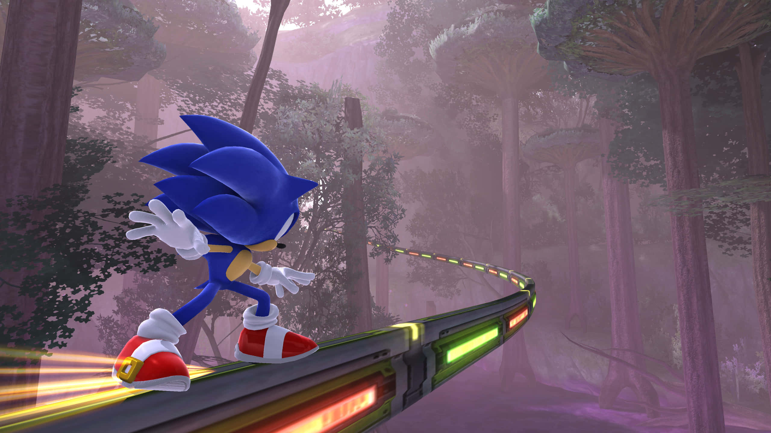 Sonic Planet Wisp 桌布 壁紙 — Sonic the Hedgehog 沿著一條發光的賽道高速穿越迷霧籠罩的紫色森林。