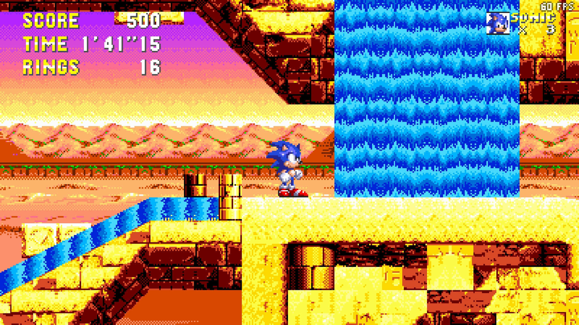 Sonic Sandopolis Zone 桌布 壁紙 — Sonic the Hedgehog 在經典16位元像素藝術風格中，穿過一個有藍色水和金色平台的沙漠關卡。