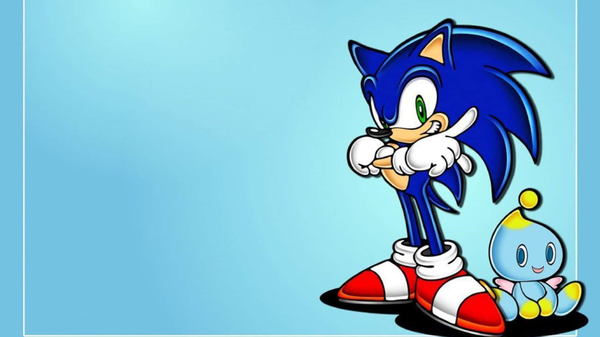 Sonic Adventure HD 桌布 壁紙 — Sonic the Hedgehog 自信地交叉雙臂，站在一隻藍色小生物旁邊，背景是柔和的藍色漸變。