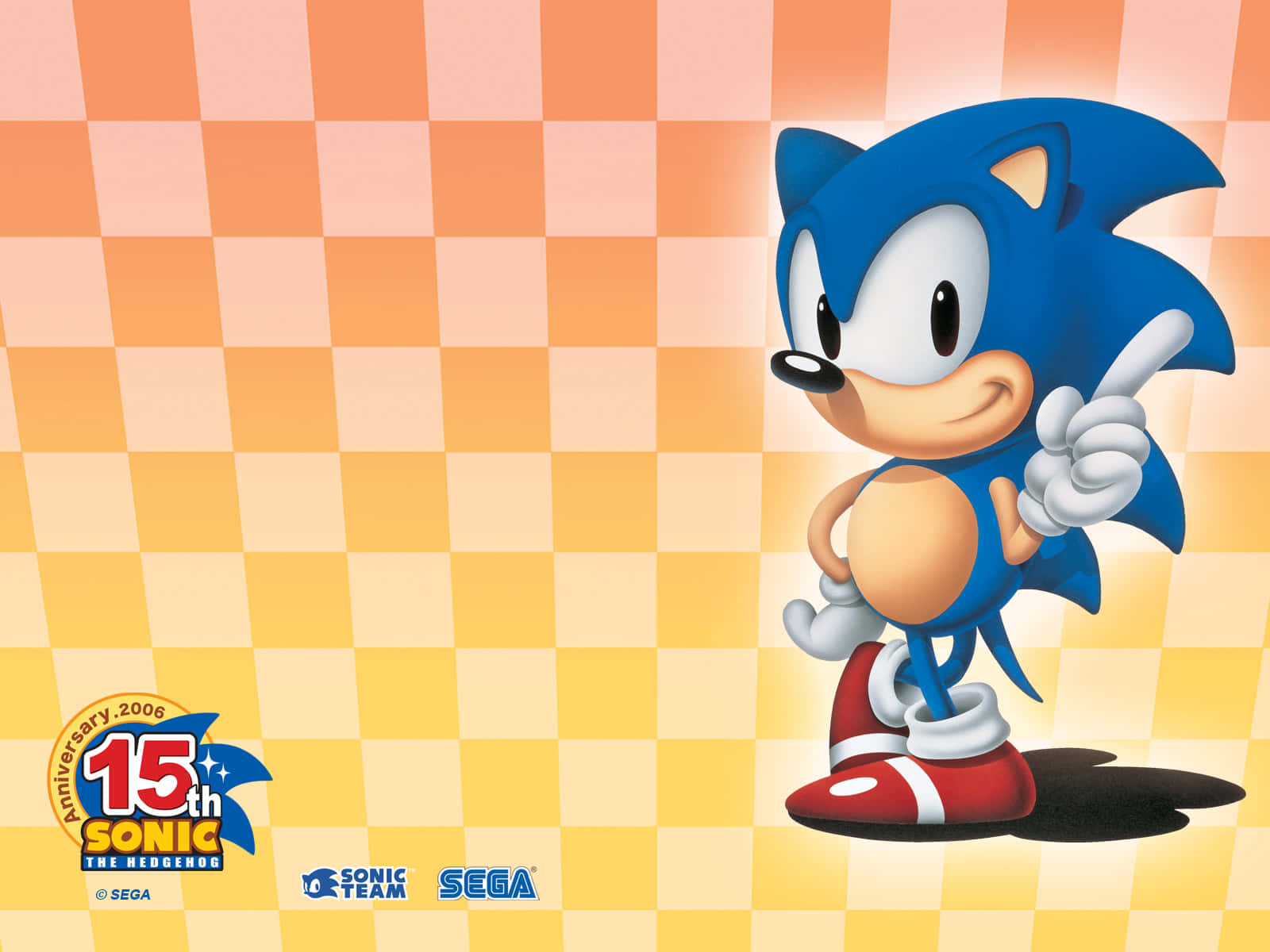 Classic Sonic 桌布 壁紙 — Sonic the Hedgehog 自信地站在橙色和黃色格仔背景上，露出愉快的笑容向上指。