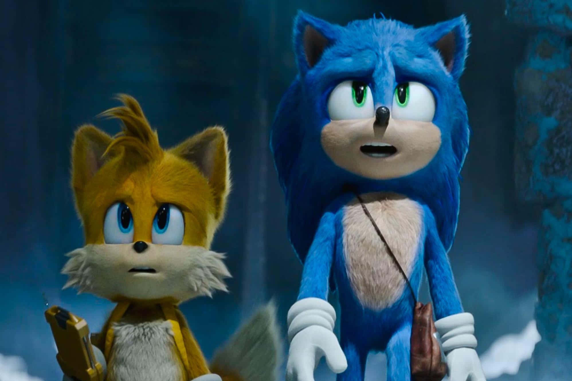 Sonic And Tails 桌布 壁紙 — Sonic 同 Tails 喺昏暗嘅洞穴並肩而立，表情驚訝。