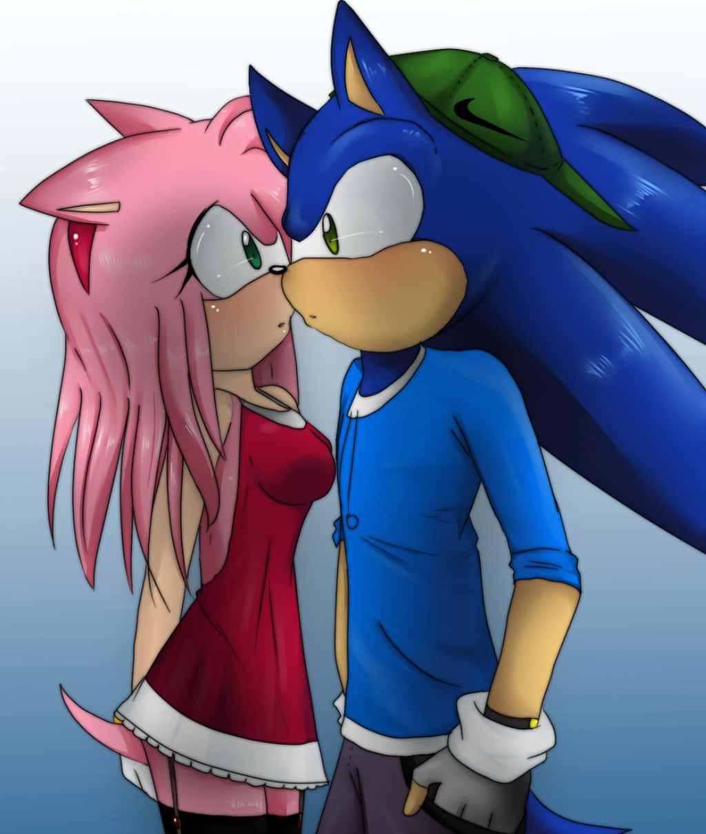 Sonic And Amy 桌布 壁紙 — Sonic 和 Amy 以親密姿勢靠近，Sonic 戴著綠色帽子，Amy 穿著紅色連衣裙，背景是柔和的藍色漸變。