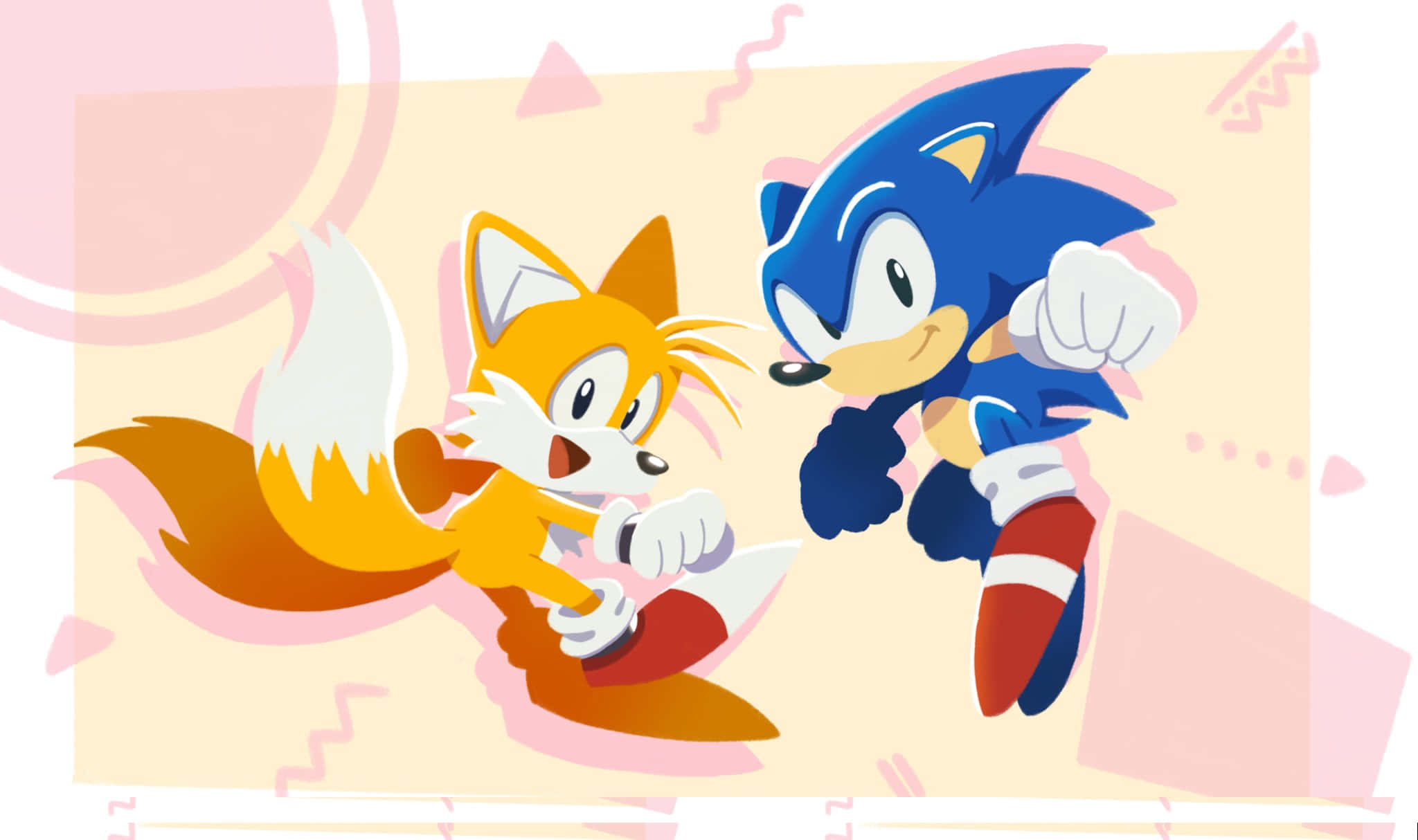 Sonic And Tails 桌布 壁紙 — Sonic 和 Tails 在充滿動感的動漫風格插圖中並肩奔跑，背景元素為粉彩粉紅色和黃色。