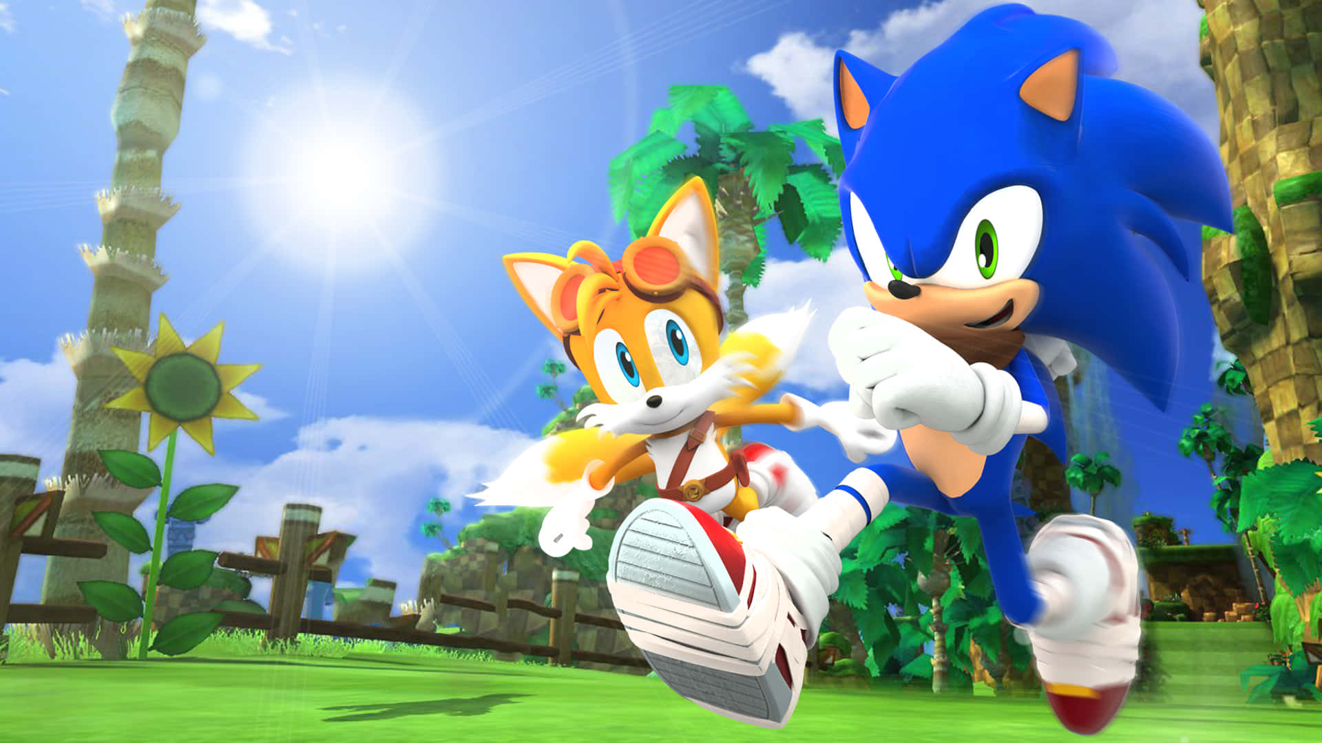 Sonic And Tails 桌布 壁紙 — Sonic 和 Tails 在陽光明媚的叢林中疾馳，棕櫚樹和明亮的太陽高掛頭頂。