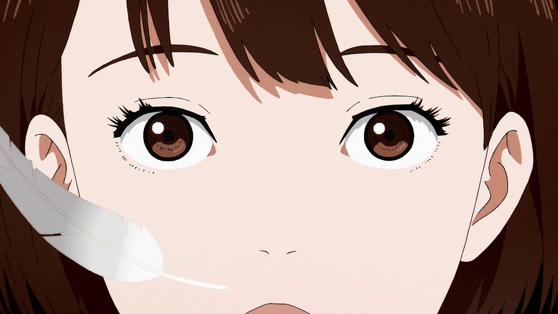 動漫女孩，棕色眼睛，臉頰附近有白色羽毛。