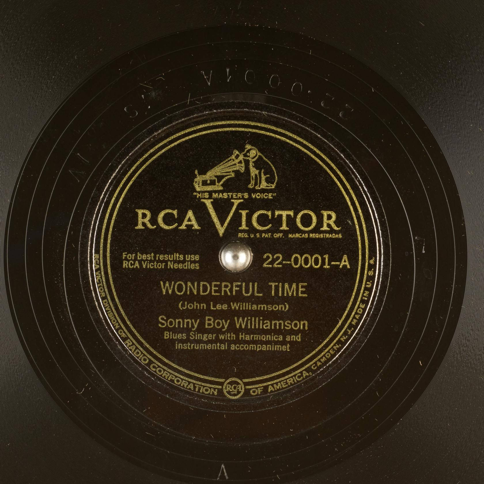Sonny Boy Williamson I 舞台演出實況 壁紙 — 復古RCA Victor黑膠唱片標籤特寫，帶有金色文字和Nipper狗標誌。