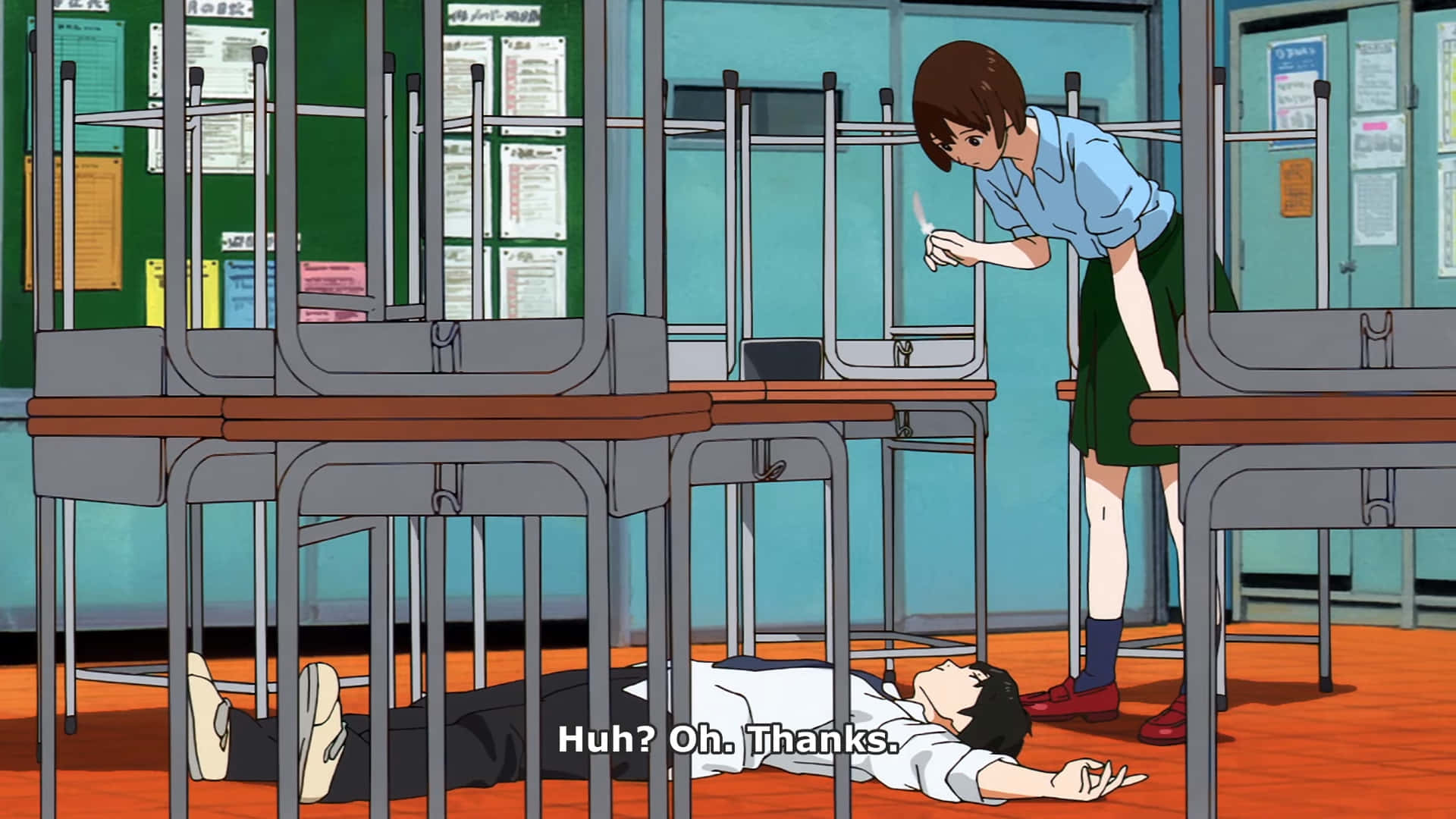 穿著校服的女孩俯身看著躺在教室地板上的男孩