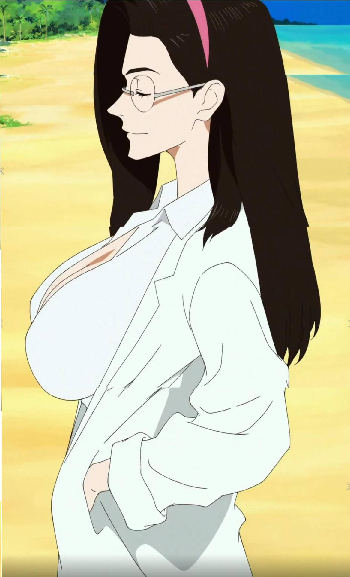 戴眼鏡、黑髮的動漫女性在陽光明媚的海灘上穿著白襯衫。