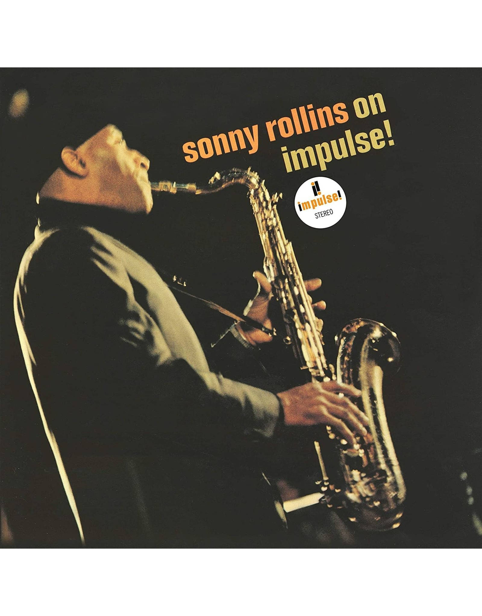 Sonny Rollins《On Impulse》專輯封面 壁紙 — 一位爵士音樂家在黑暗背景下，於戲劇性的舞台燈光下熱情地演奏色士風。