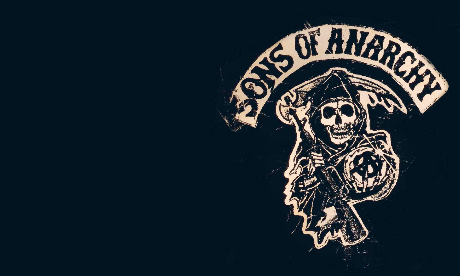 深色背景上帶有骷髏頭、斧頭同五角星嘅 Sons of Anarchy 電單車手徽章。