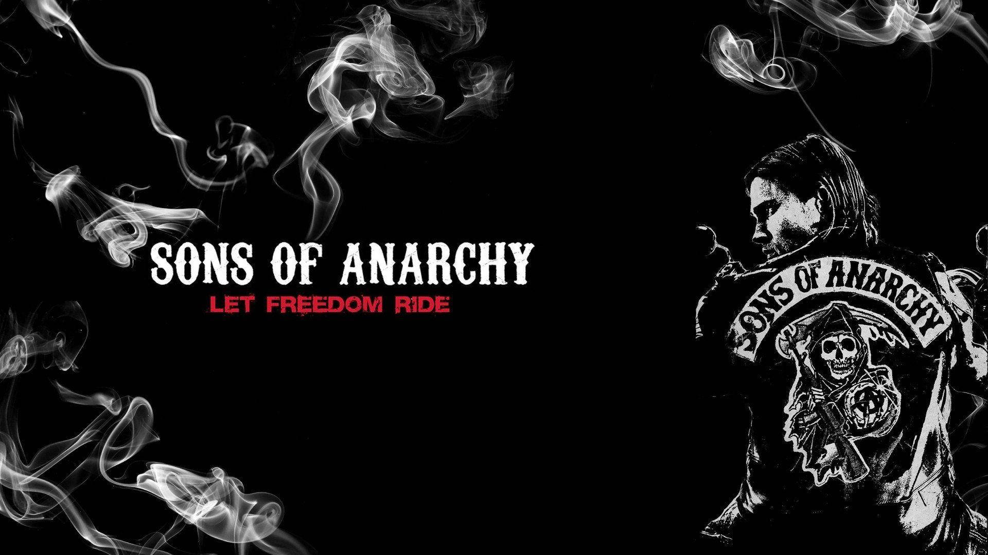 身穿Sons of Anarchy背心的電單車手，黑色背景上有煙霧旋渦。