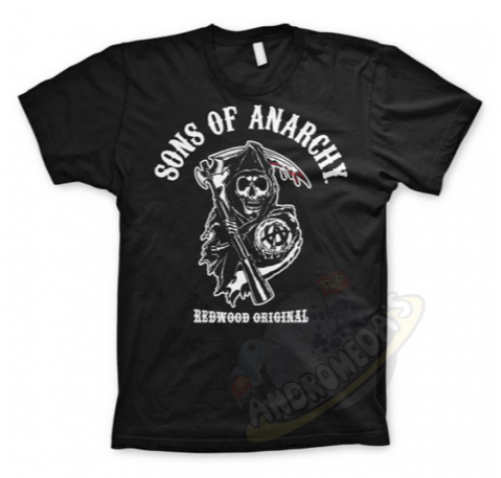 Sons of Anarchy 黑色T恤 壁紙 — 黑色T恤，白色圖案為一個骷髏頭手持劍，上方拱形寫有「Sons of Anarchy」，下方寫有「Redwood Original」。