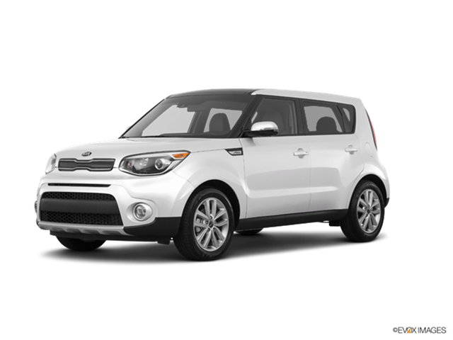 白色起亞Soul側面視圖 壁紙 — 一輛流線型白色Kia Soul SUV在純黑色背景上以側面展示，配有乾淨的攝影棚燈光。