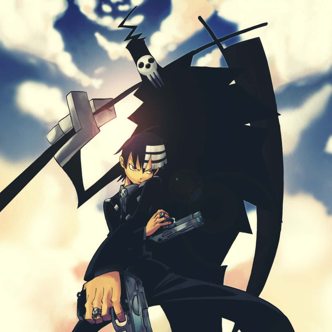 Soul Eater Death the Kid 持槍頭像 壁紙 — 一個堅定的動畫男孩穿著黑色西裝手持槍支，身後有一個巨大的骷髏頭劍在陰雲密布的天空下若隱若現。