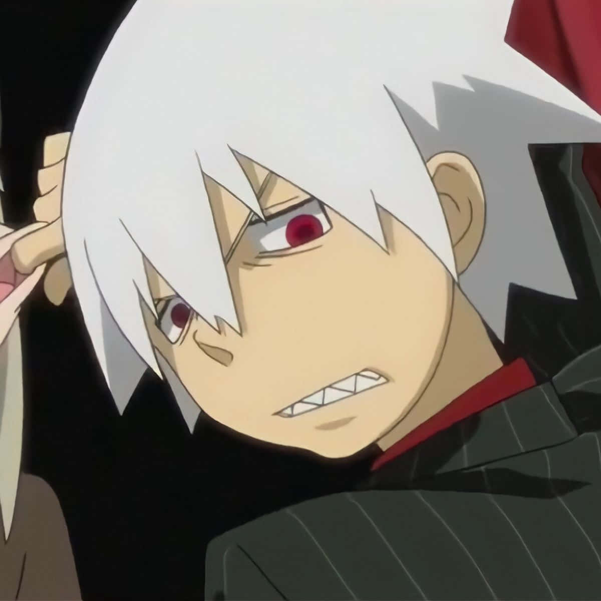 Soul Eater Evans 生氣頭像 壁紙 — 一個白髮紅眼嘅動漫角色喺緊張嘅特寫鏡頭中咬緊牙關。