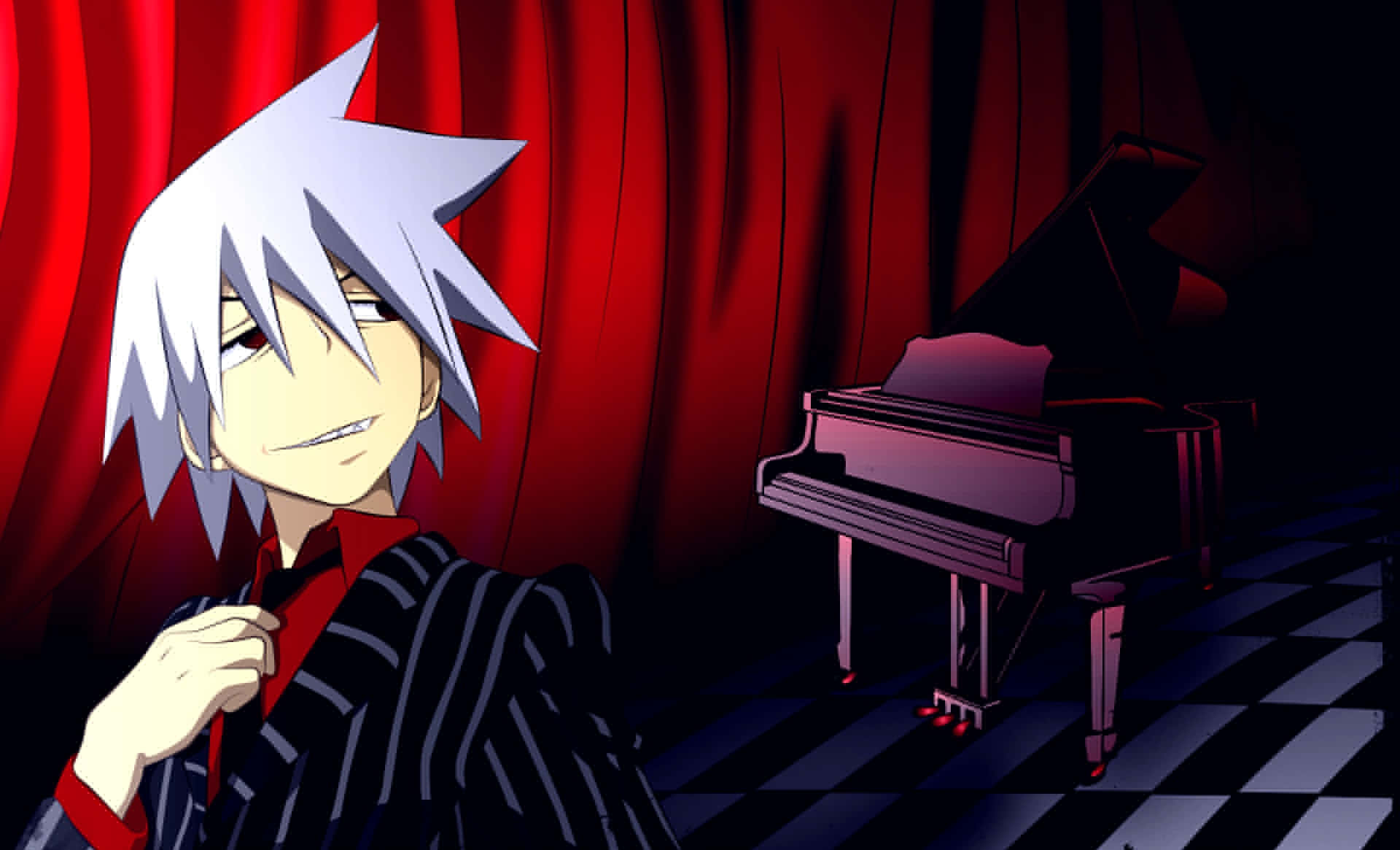 Soul Eater Evans 主角背景 壁紙 — 一位銀髮動漫角色穿著條紋西裝，在紅色窗簾下的棋盤格地板上，微笑地站在三角鋼琴旁。