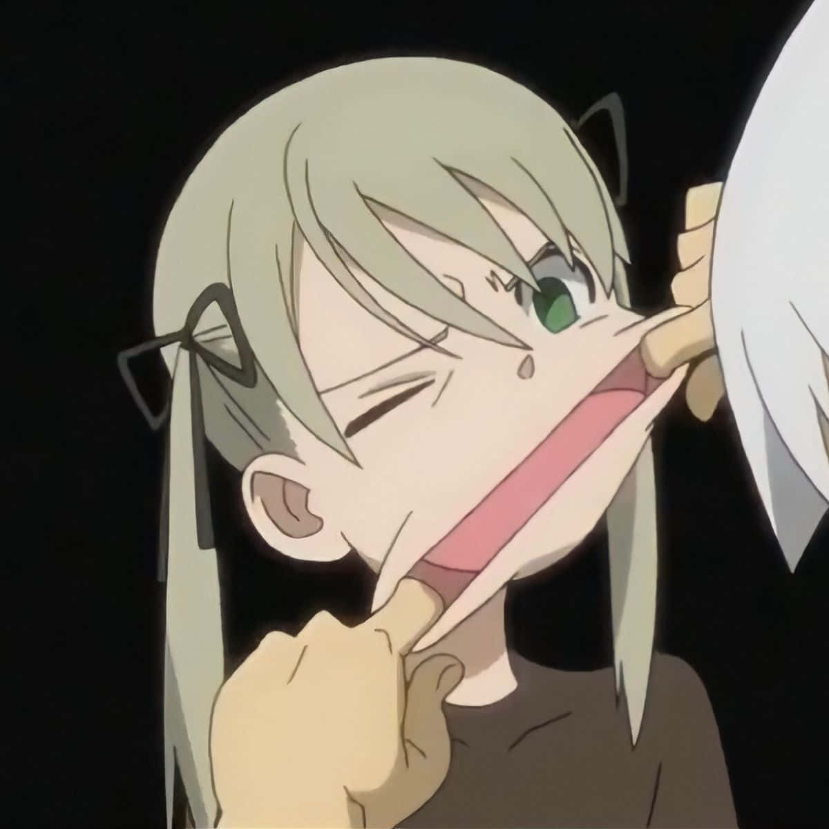 Soul Eater Maka Albarn 幽默頭像 壁紙 — 一個淺灰色頭髮、綠色眼睛的動漫女孩特寫，在黑色背景前頑皮地咬著另一個角色的手。