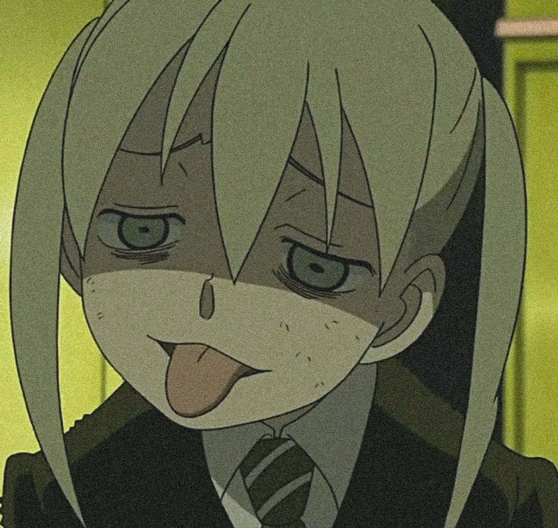 Soul Eater Maka 舔舌搞笑頭像 壁紙 — 一個特寫動漫女孩，蒼白的頭髮和綠色的眼睛，在黃色背景上頑皮地伸出舌頭。