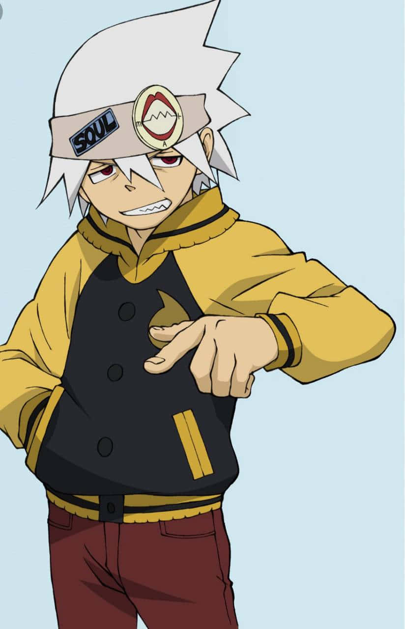 《Soul Eater》Soul Eater Evans 黃黑球衣頭像 壁紙 — 一個頭髮尖刺的動漫男孩穿著黃色外套，對著純淺藍色背景露出兇猛的笑容並向前指。