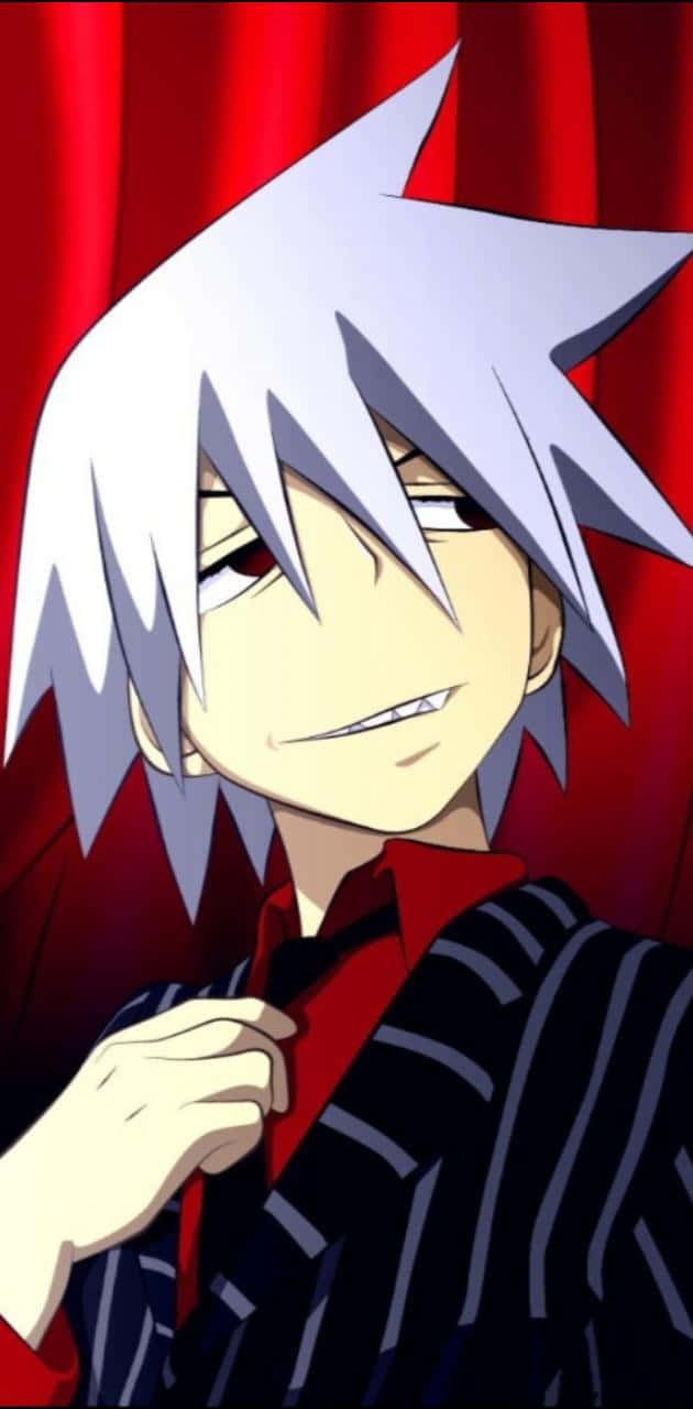 《Soul Eater》Soul Eater Evans 正裝頭像 壁紙 — 一個銀色尖刺頭髮、紅色眼睛的動漫角色，在紅色窗簾背景下頑皮地微笑。