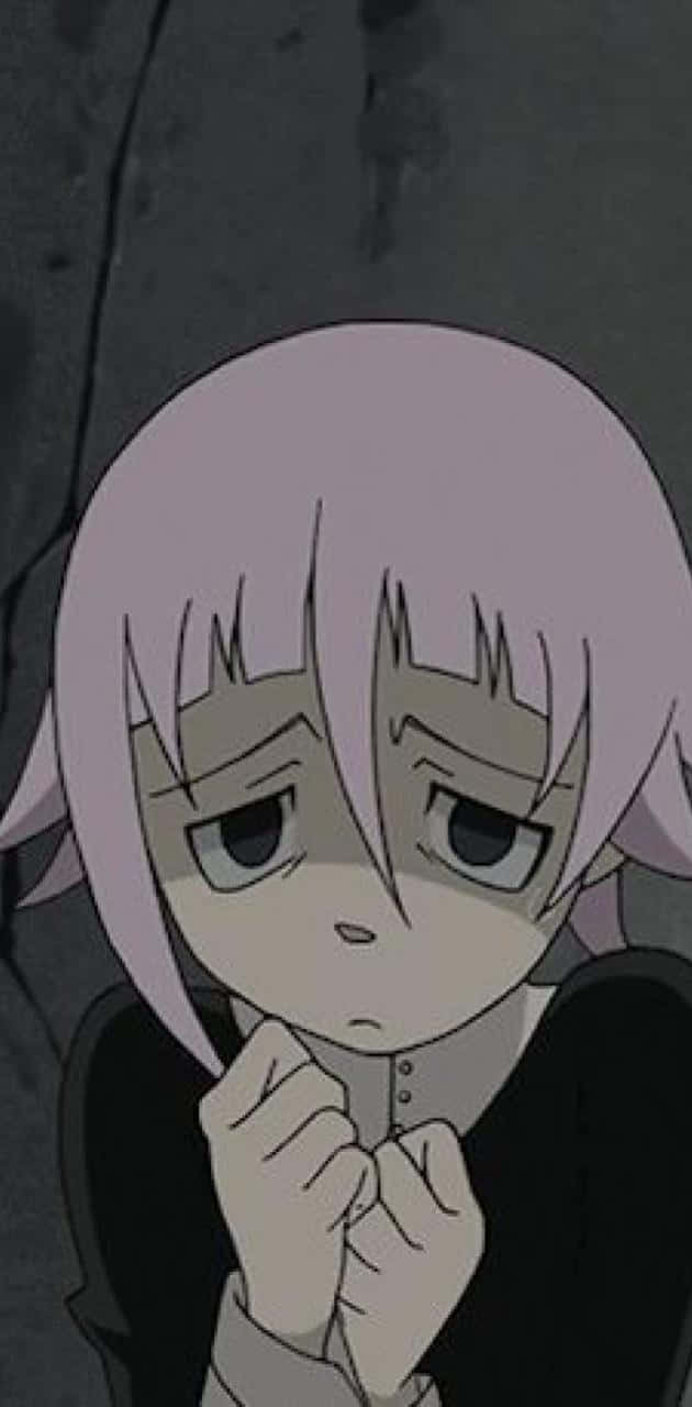 Soul Eater 壁紙：可愛版 壁紙 — 一個悲傷的動漫女孩，淺粉紅色頭髮和深色眼睛，雙手緊握在下巴附近，靠著灰色石牆。