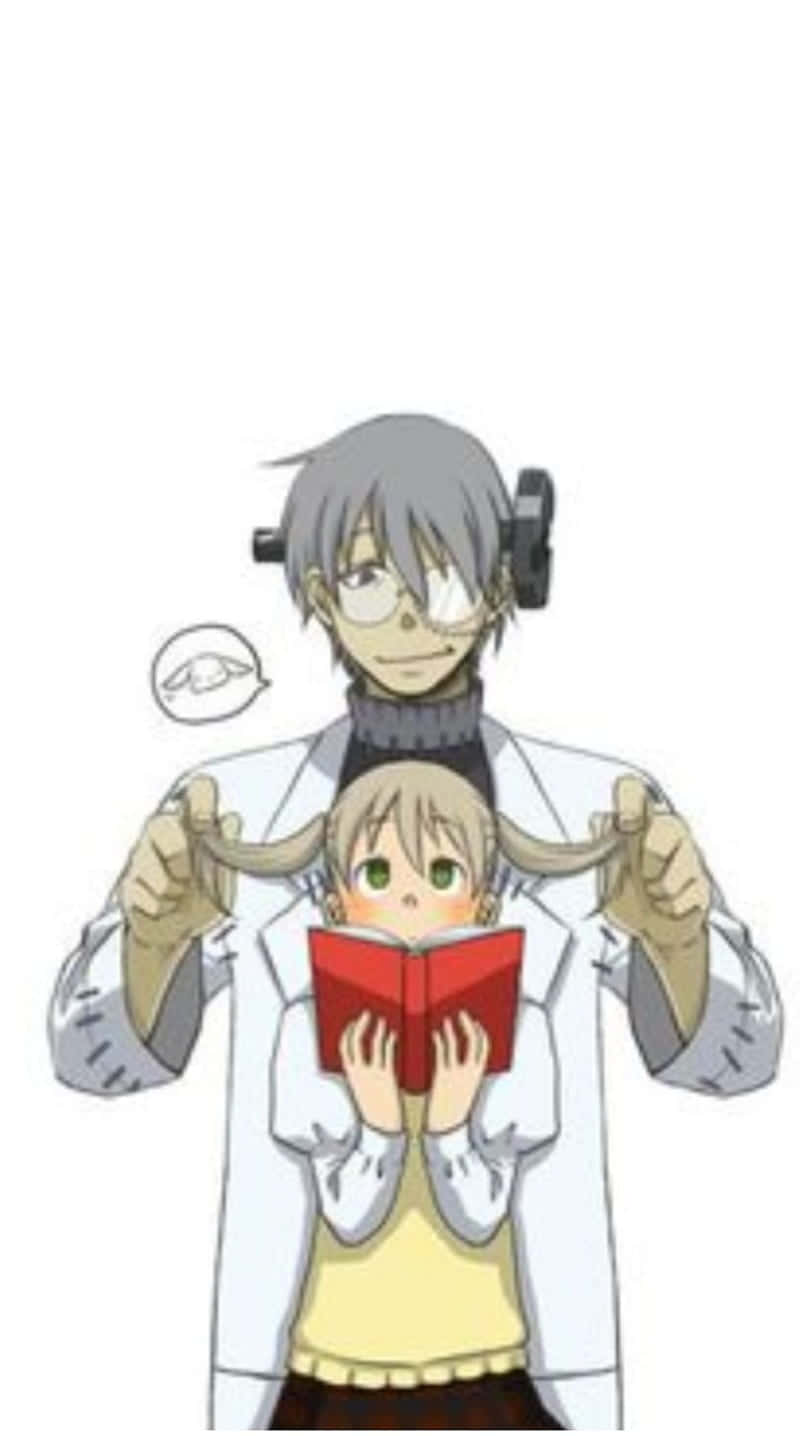 Soul Eater 壁紙：史汀與馬卡的可愛合照 壁紙 — 一位灰白頭髮的動漫科學家穿著實驗室外套，輕輕抱著一個紮著辮子、正在讀紅書的小孩。