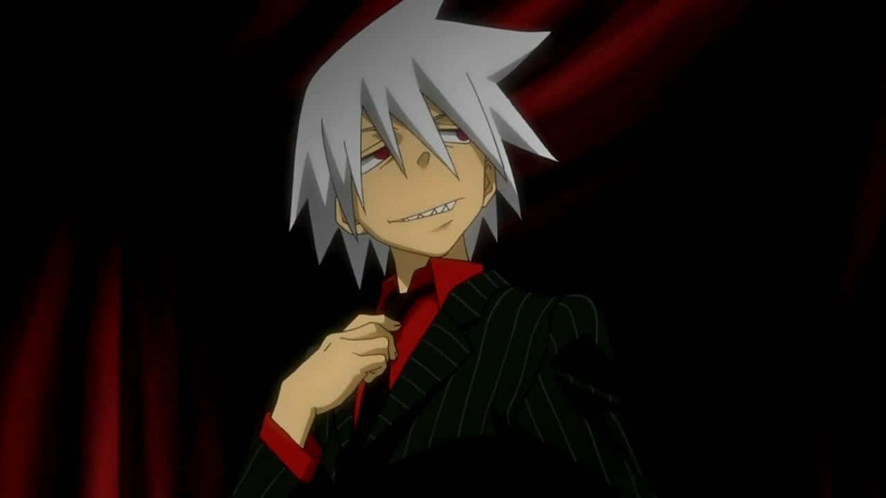 Soul Eater 壁紙：正裝造型 壁紙 — 一個銀髮動漫角色穿著細條紋西裝，在深紅色窗簾背景下頑皮地微笑。