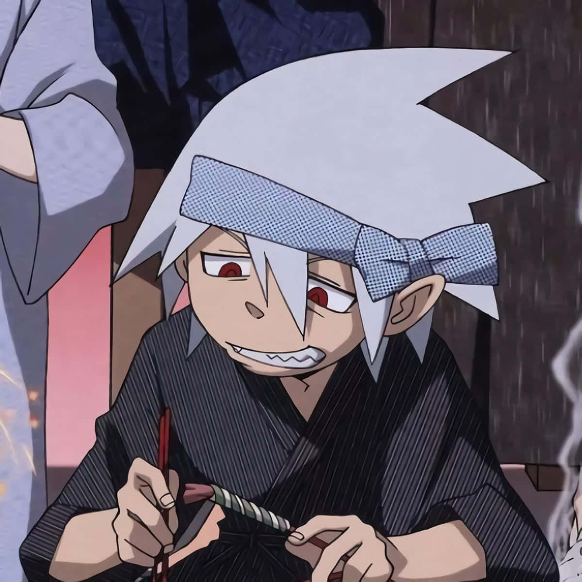 Soul Eater 壁紙：煙火慶祝 壁紙 — 一個年輕的動漫男孩，白髮紅眼，戴著藍色蝴蝶結和黑色長袍，在雨中拿著筷子。