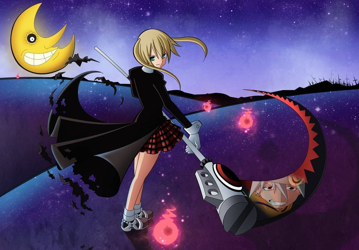 Soul Eater 月與馬卡·艾爾巴恩 壁紙 — 一個金髮動漫女孩穿著黑色外套，在微笑的彎月下，在繁星點點的紫色天空中揮舞著發光的武器。