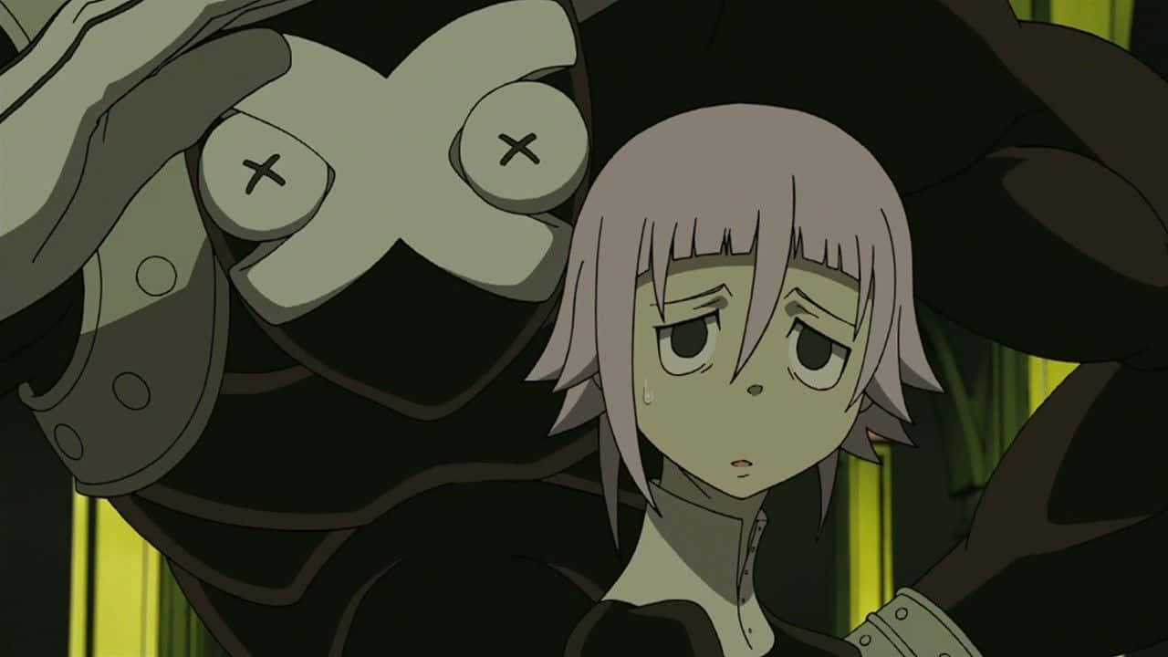 Soul Eater 頭像：克羅娜與武器 壁紙 — 一個淺色頭髮的動漫女孩流著淚，恐懼地盯著一個帶有X標記眼睛的迫近裝甲人物。