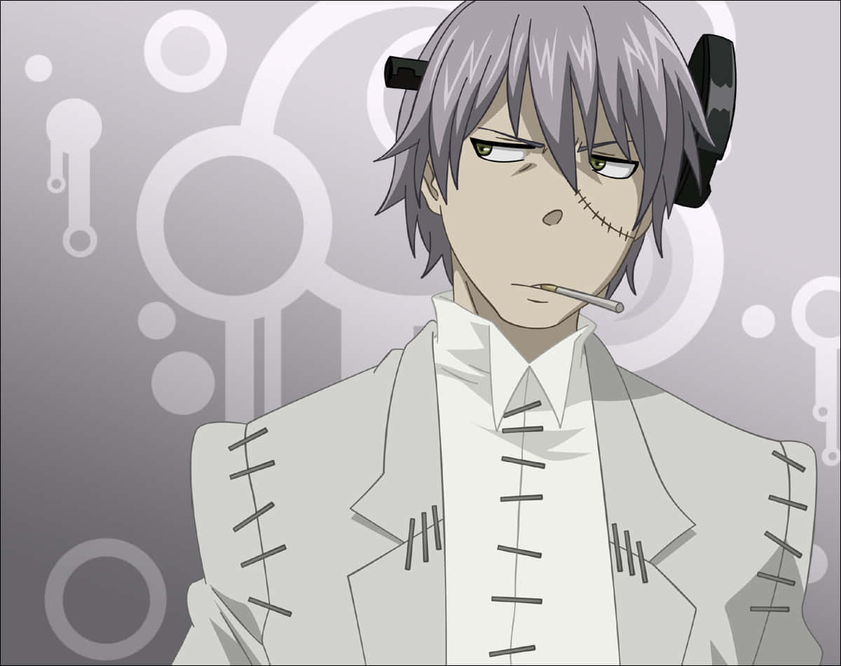 Soul Eater 頭像：疤臉 壁紙 — 一個灰髮的動漫角色，臉上縫著線，嘴裡叼著香煙，穿著白色縫線外套，背景是灰色抽象圖案。