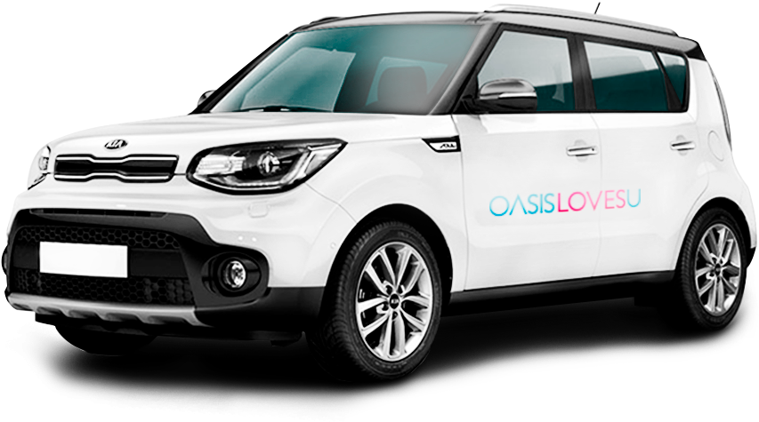 白色起亞Soul Oasis品牌設計 壁紙 — 一輛時尚的白色Kia Soul SUV，側面帶有色彩繽紛的OasisLovesU品牌標識，孤立在黑色背景上。
