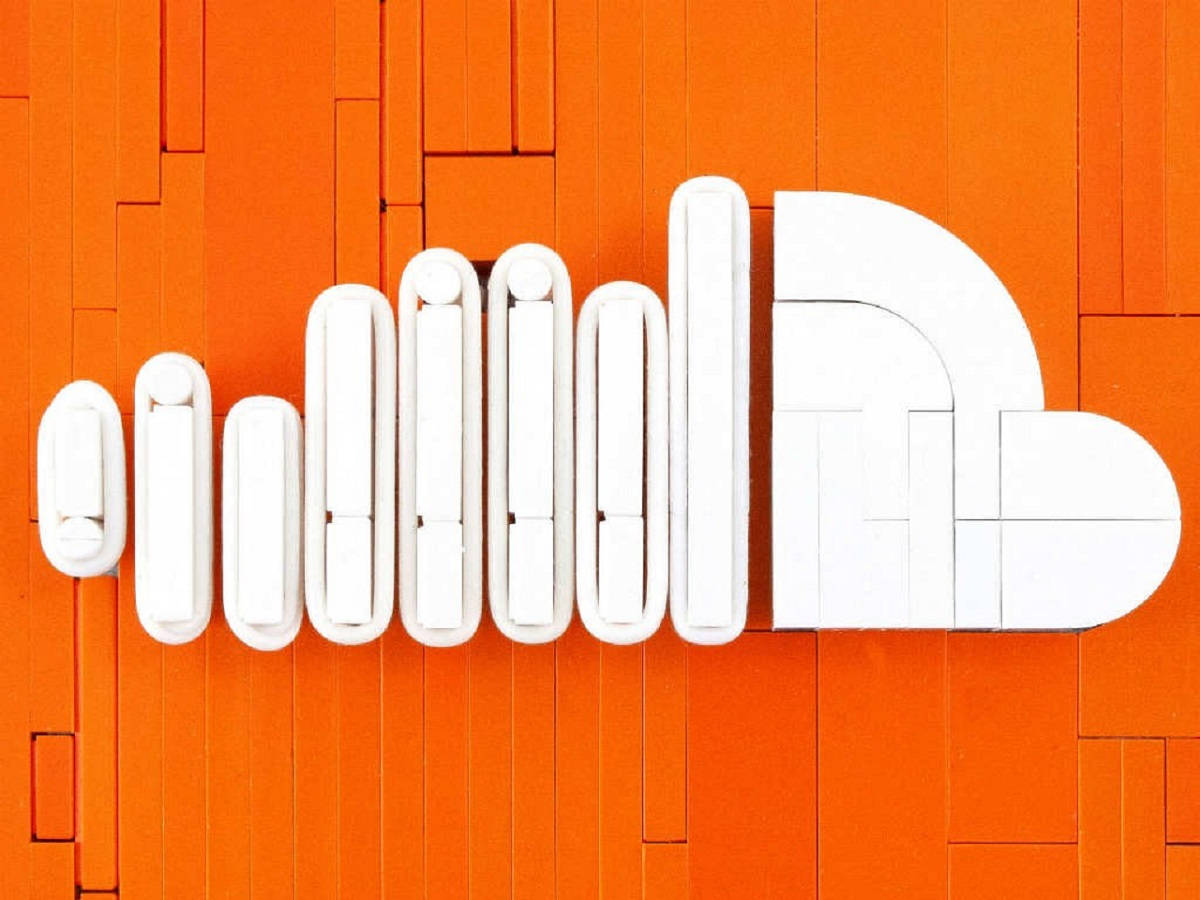 SoundCloud 樂高藝術 壁紙 — 白色抽象幾何形狀以雲狀排列在充滿活力的橙色木質面板背景上。