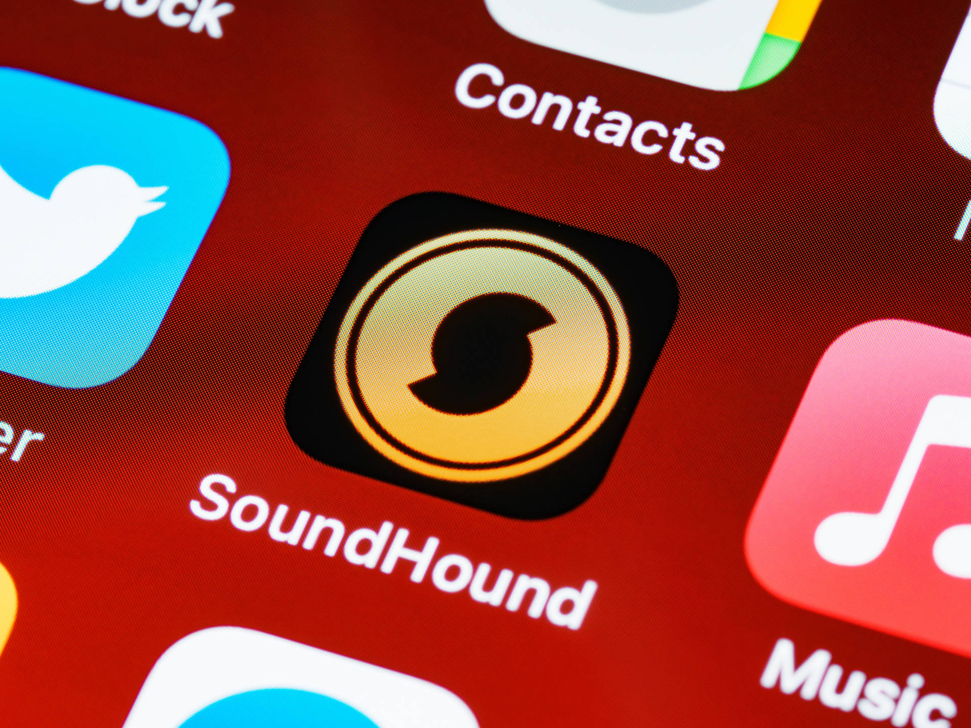 智能手機屏幕特寫，顯示 SoundHound 應用程式圖標。