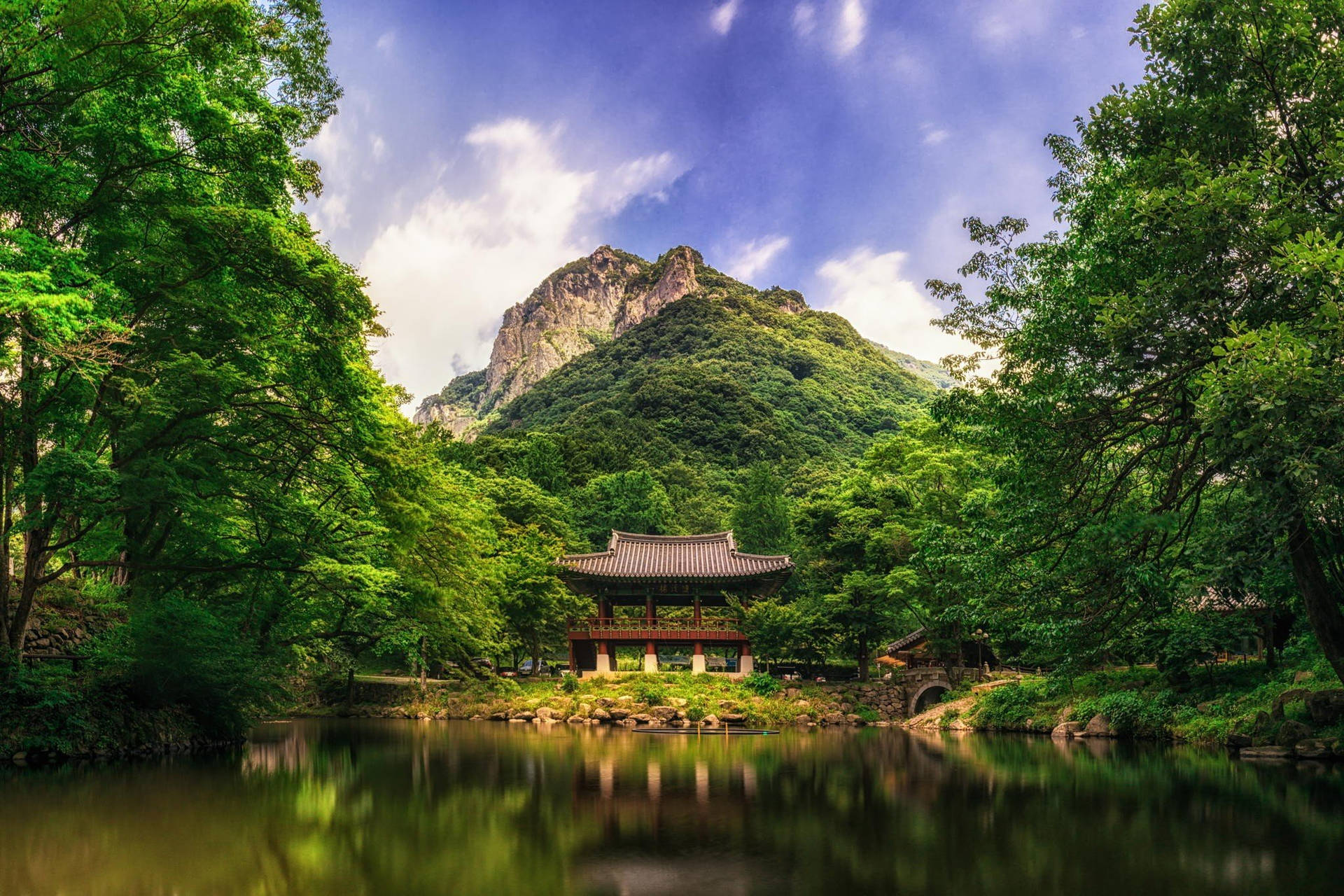 韓國寺廟綠樹環繞高畫質壁紙
