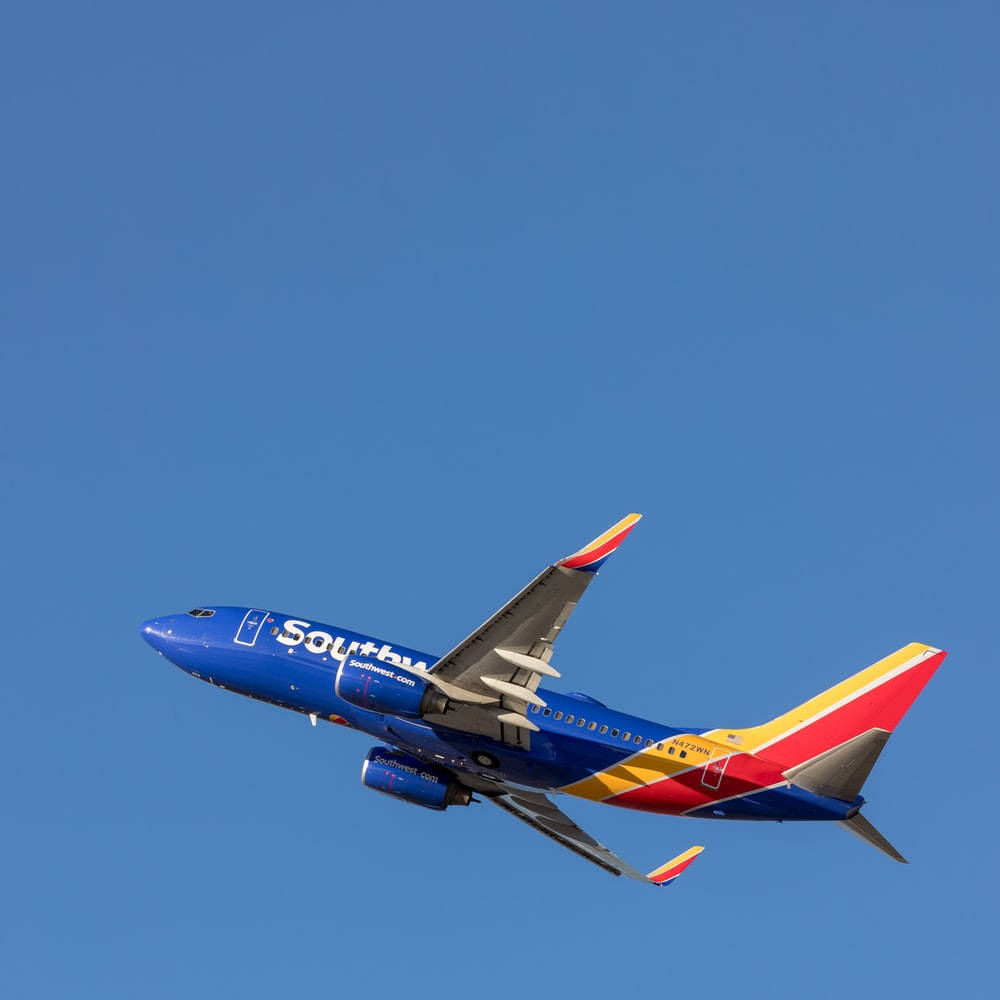 西南航空飛機在藍天中飛行