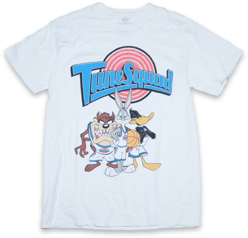 Space Jam Tune Squad T恤設計 壁紙 — 一件白色T恤上展示了TuneSquad標誌，背景為黑色，有穿著籃球服的賓尼兔、達菲鴨和塔斯。