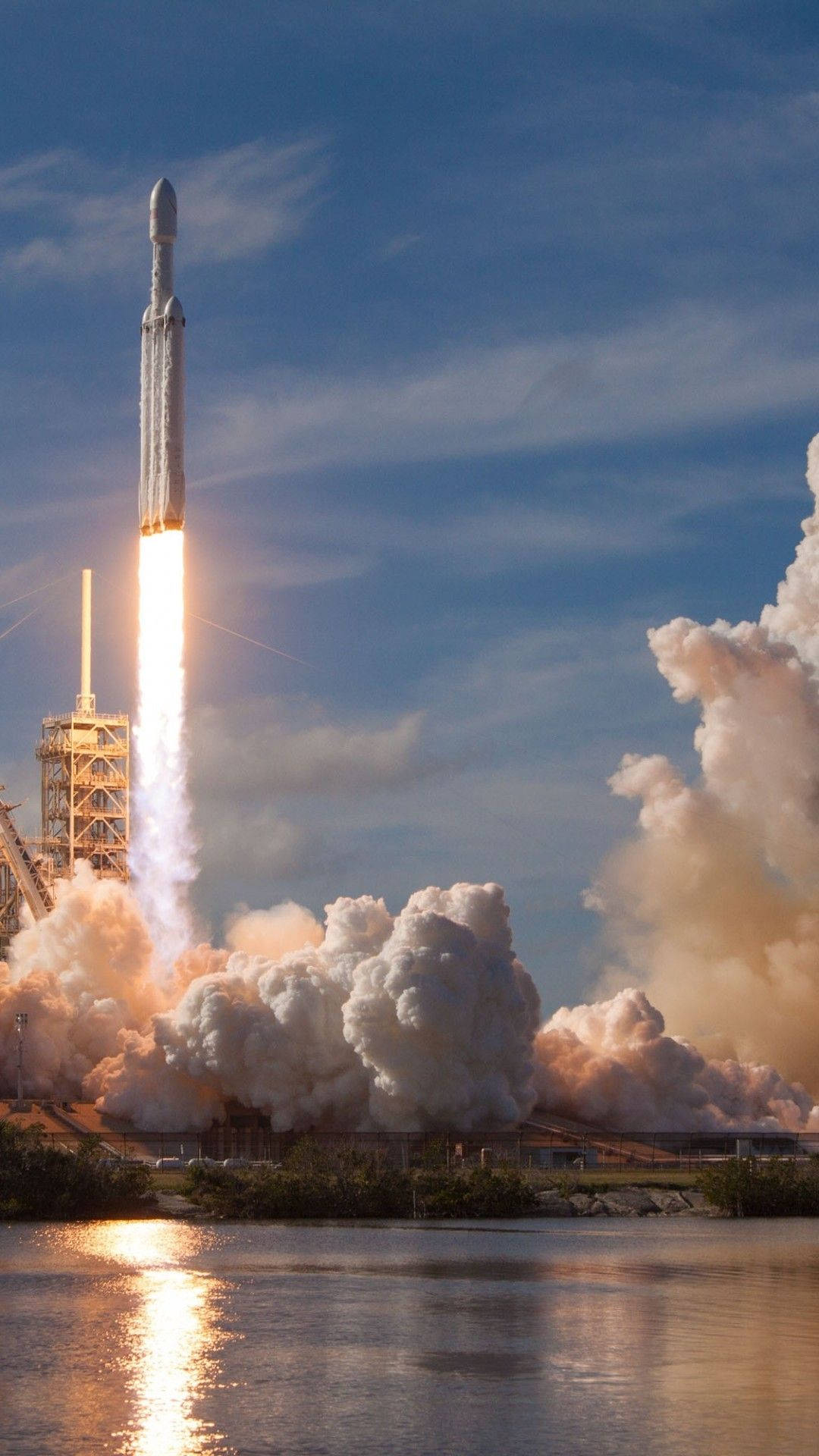 火箭發射，在水面上產生明亮火焰和煙霧 — Spacex GIF 壁紙