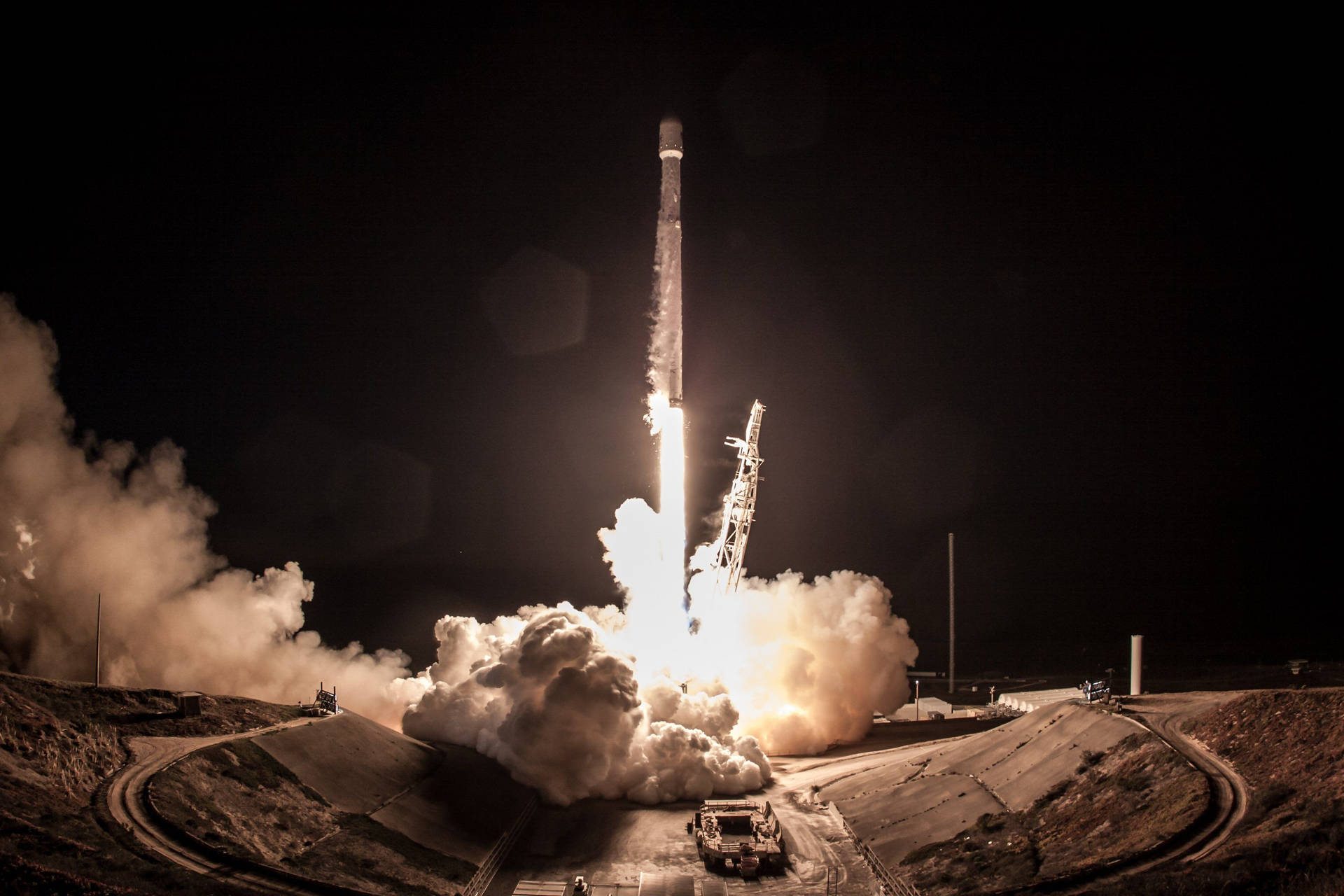 夜間火箭發射，明亮的火焰和煙霧 — Spacex GIF 壁紙