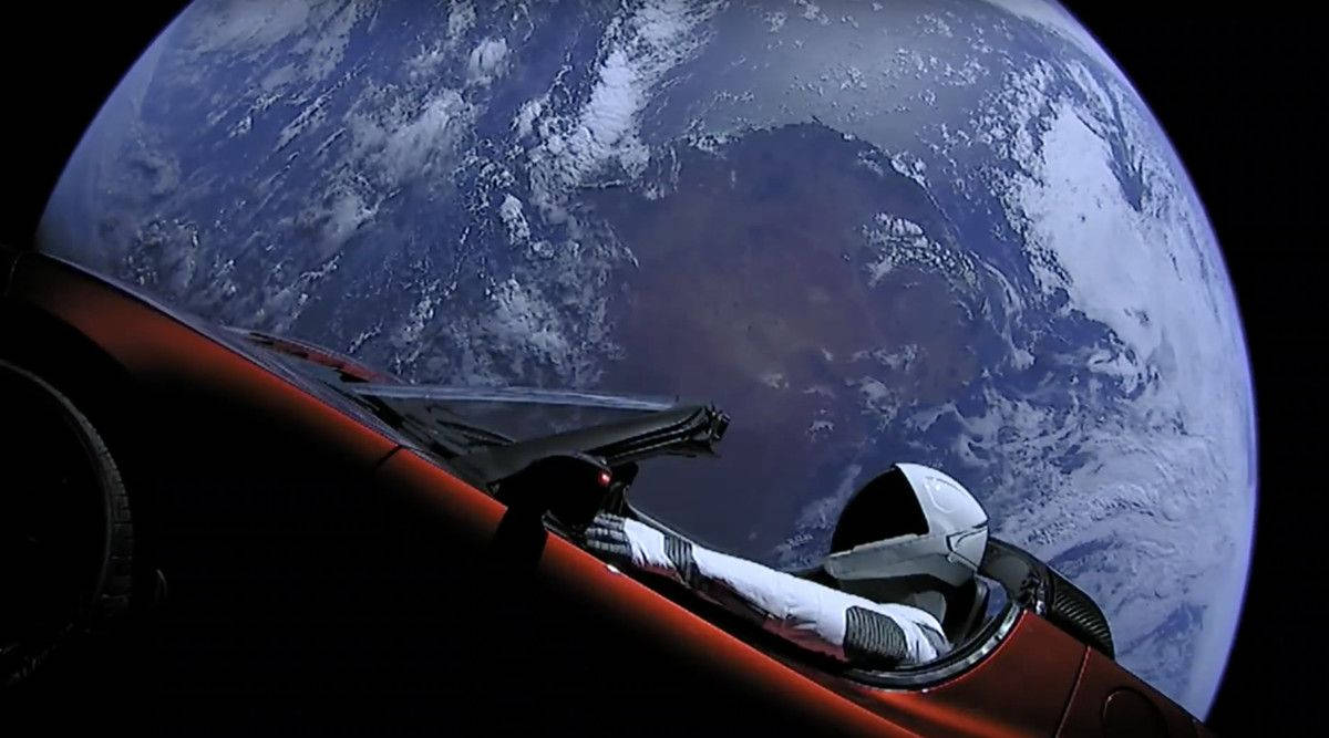 紅色汽車與太空人司機漂浮在地球上空的太空中 — Spacex GIF 壁紙