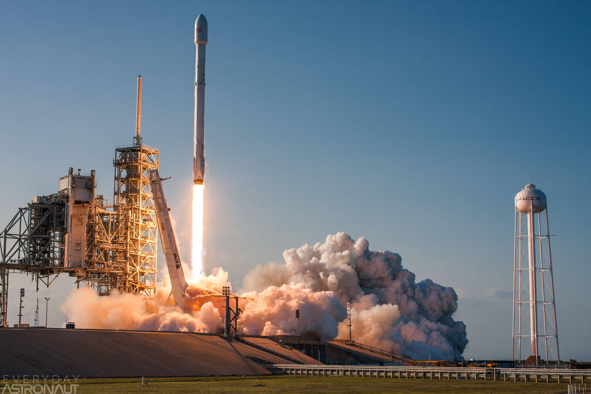 獵鷹9號火箭發射，伴有明亮的火焰和濃煙。 — Spacex GIF 壁紙