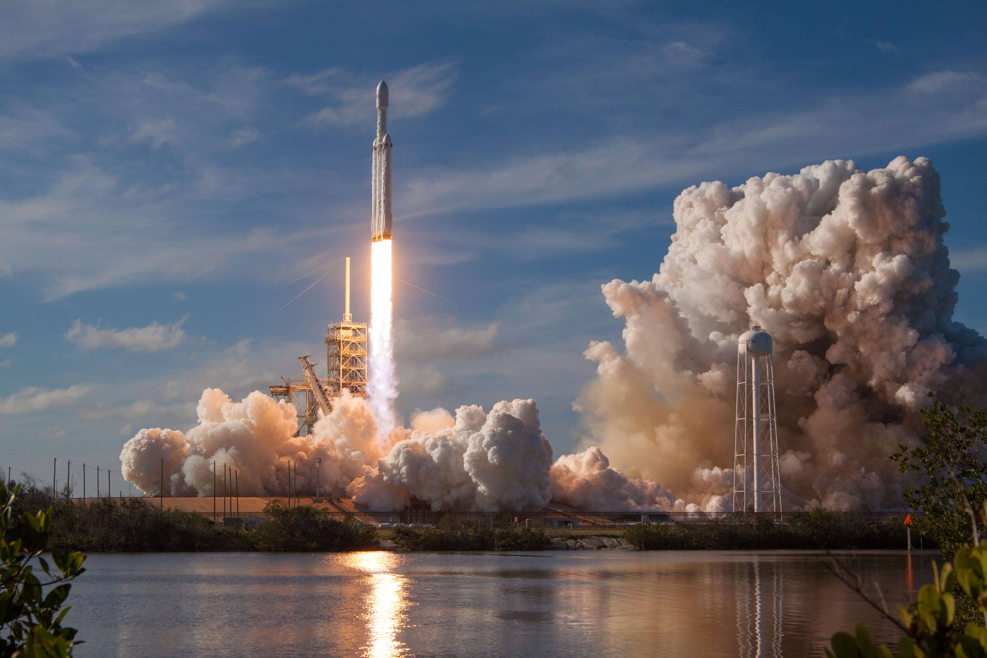 藍天下火箭發射，水上冒煙 — Spacex GIF 壁紙
